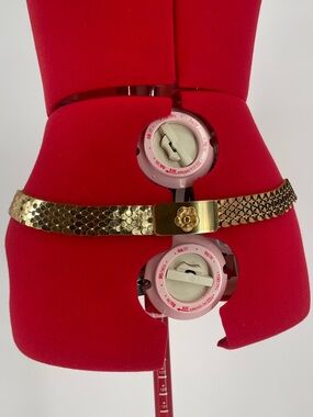 Vintage Gold Tone Metal Stretch Waist Belt W Scales And 3D Flower On Buckle